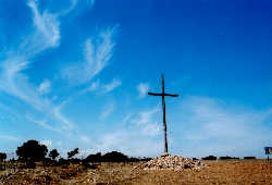 巨大な木の十字架